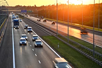 Fototapeten Vierspurige Autobahn mit kontrollierter Zufahrt in Polen © monticellllo