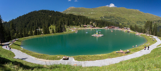 Lac et base nautique en montagne
