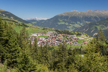 Fototapeta premium Vue sur le village et les montagnes