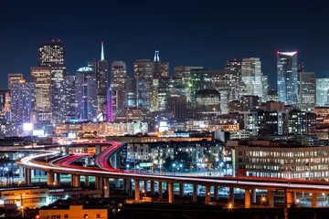 Foto op Plexiglas De skyline van San Francisco met spitsuur op de kronkelende snelwegen © mandritoiu