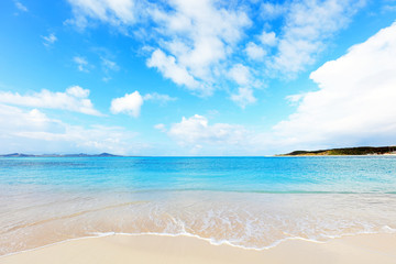 美しい沖縄のビーチと夏空
