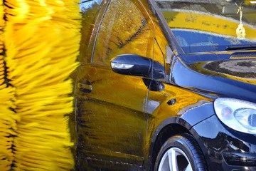 Stickers pour porte Voitures rapides Car going through an automated car wash machine