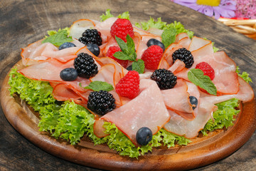 Schinkenplatte, Schinken, Früchte, Himbeeren, Blaubeeren, Brombe