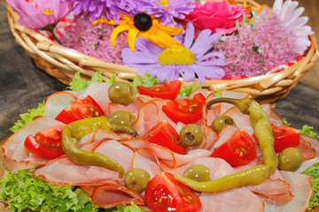 Schinkenplatte, Schinken, Tomaten, Oliven, Peperoni,  Salat