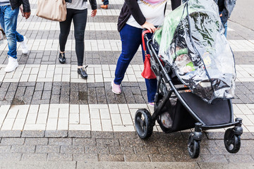 Obraz premium Menschen überqueren am Zebrastreifen die Straße