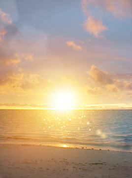 キラキラ輝く絶景グアム島の浜辺の素敵な夕日