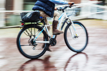 Radfahrer bei Regenwetter in Bewegungsunschärfe