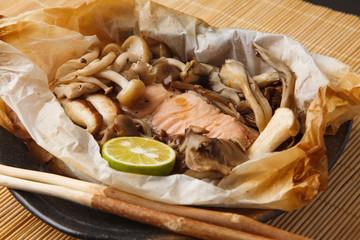 きのこと鮭のカルトッチョ