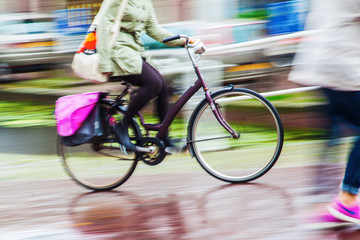 Radfahrer bei Regenwetter in Bewegungsunschärfe