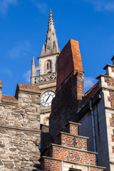 Dachspitzen und Kirchturmspitze in der Altstadt von Gent, Belgien