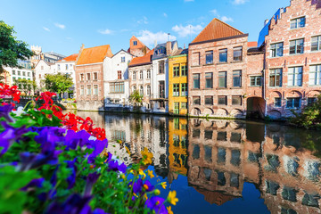 Fototapeta na wymiar alte Stadthäuser an einem Kanal in Gent, Belgien