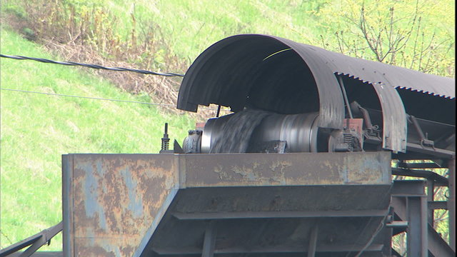 Coal conveyor dumping coal into transfer hopper