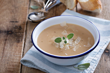 Roasted garlick and bean soup