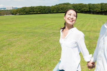 恋人と手をつないでいる美しい女性