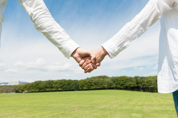 手をつないでいる男女