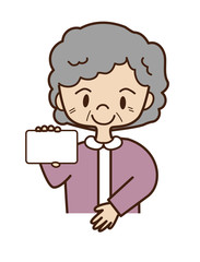 カードを提示するシニア男性