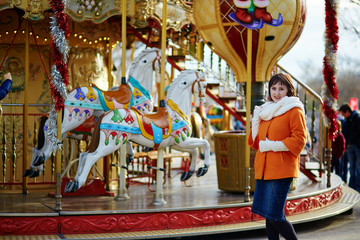 Obraz premium Cheerful young girl on a Christmas market in Paris