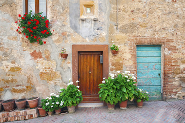 Fototapeta na wymiar Classic Residential house in Italy