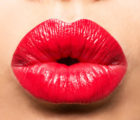 Obraz premium Wargi kobiety z czerwonym szminka i pocałunek gest