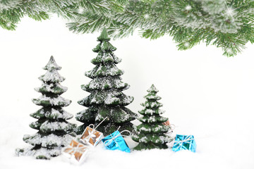 Deko-Weihnachtsbäume mit Geschenken