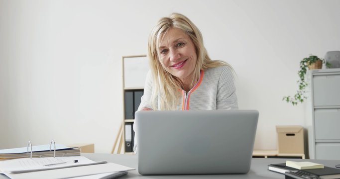 moderne, &auml;ltere gesch&auml;ftsfrau am arbeitsplatz