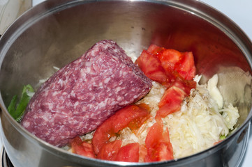 Cooking minced meat with vegetables