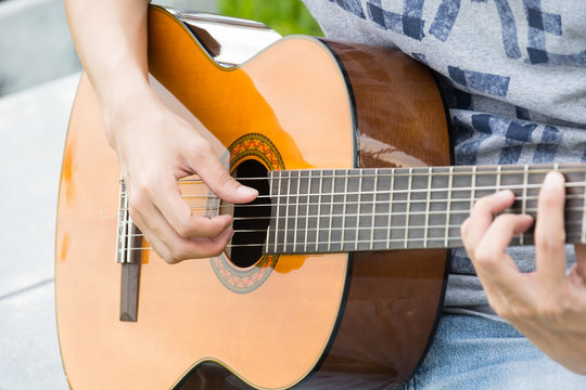  hand playing on  guitar