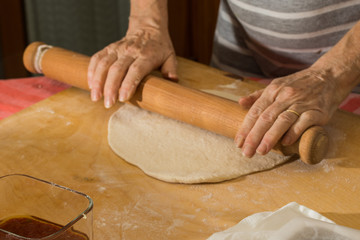 Tirare a mano la pasta per la pizza o sfoglia