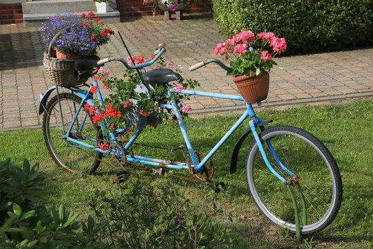 Tandemrad mit Blumenk&ouml;rben