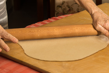Tirare a mano la pasta per la pizza o sfoglia