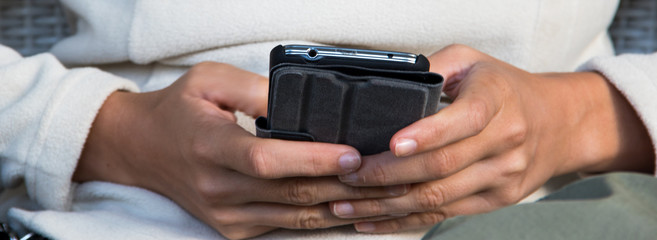 Ragazza che messaggia col cellulare