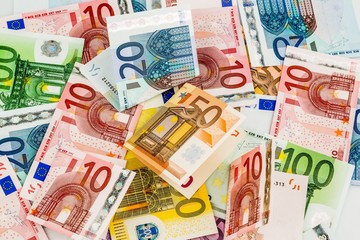 many different euro bills