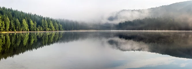 Foto auf Acrylglas See / Teich Nebelige Landschaft. Nebelhafte Landschaft des Lake Saint Anne.