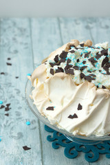 Torta Pavlova al cocco, yogurt e cioccolato