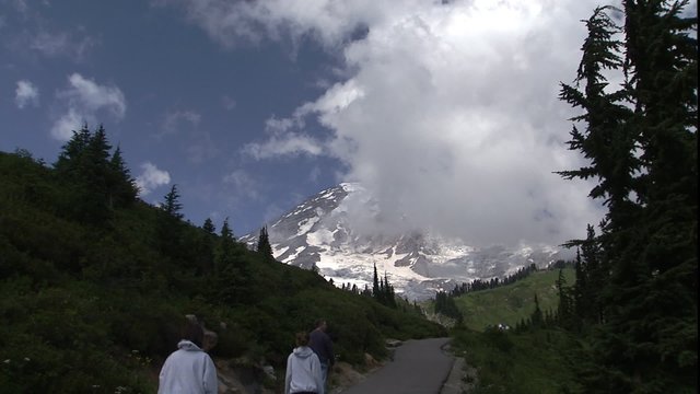 WS Mt Rainer peak as day hikers pass by