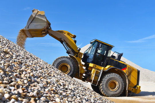 Radlader in einem Kieswerk transportiert Kies // wheel loader in a gravel pit