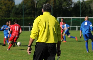 l'arbitre de touche au foot