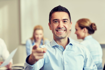 Obraz premium group of smiling businesspeople meeting in office
