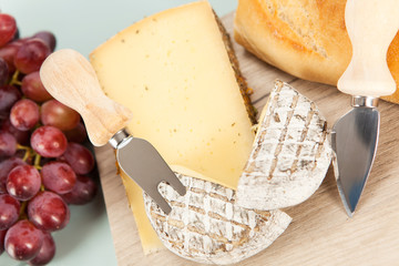 Käseplatte mit Weintrauben und Baguette