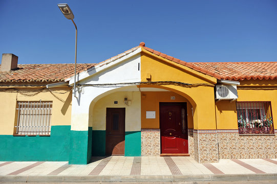 Asymmetrical symmetry, popular architecture