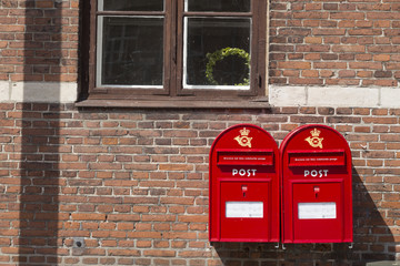 Zwei rote Postkästen