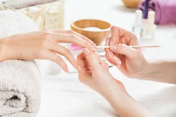 Deurstickers Manicure French manicure in het spacentrum
