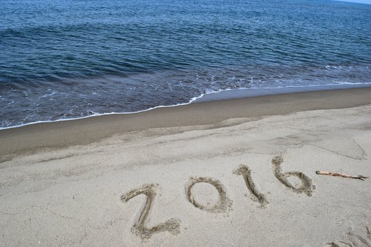 2016年(平成28年)用背景素材／海岸の砂浜に“２０１６”と書いて撮影した写真です。新年用の背景素材として使用できる写真です。