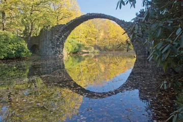 Zelfklevend Fotobehang Rakotzbrücke Basaltbrücke im Kromlauer Park