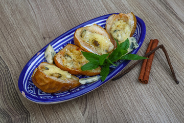 Baked pear with blue cheese