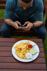 The close-up of eating tortilla-chips, there is telephone either.