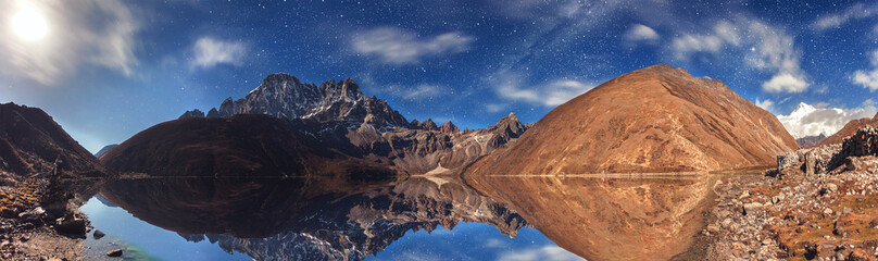 Fototapeta na wymiar Gokyo Lakes in Nepal