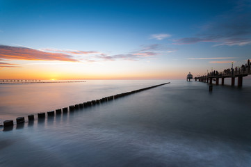 Seebr&uuml;cke im Sonnenuntergang mit Tauchglocke in Zingst