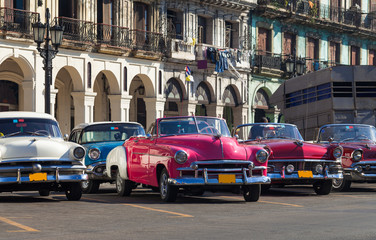 Ameriikanische Oldtimer parken in Reihe in Havanna Kuba