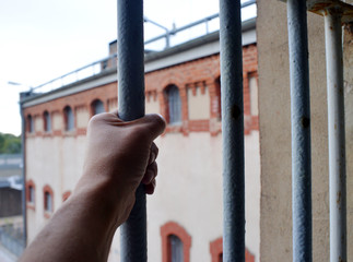 Hand on jail bars - Hand am Gefängnisfenster